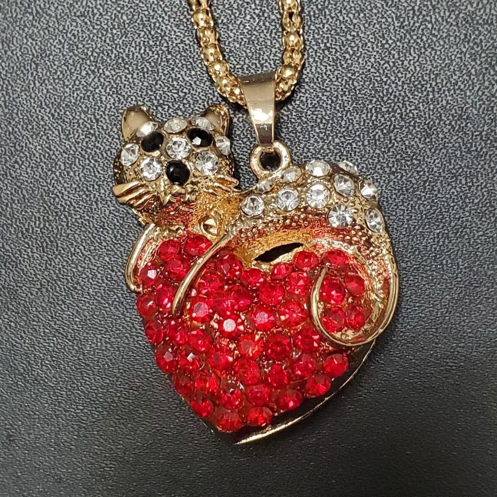 Rhinestone cat on a heart pendant necklace 30-32.5"